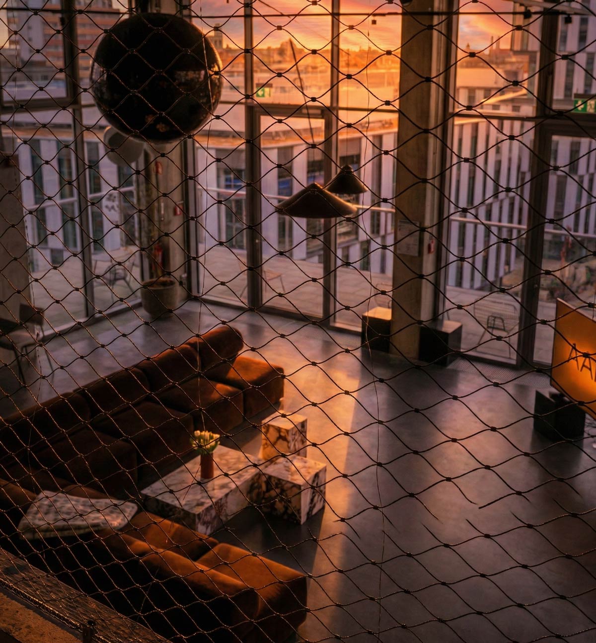 Penthouse Loft mit Discokugel und Skyline-Blick bei Sonnenuntergang