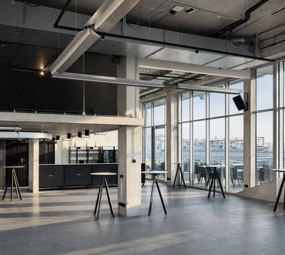 Wohnzimmer-Bereich des Penthouse mit Bar und Panoramafenstern