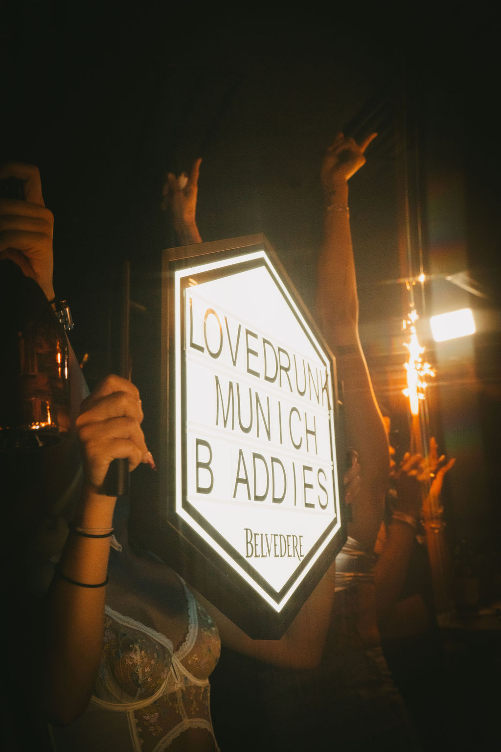 Bar mit Wodka Energy und Cocktails unter Neonlicht
